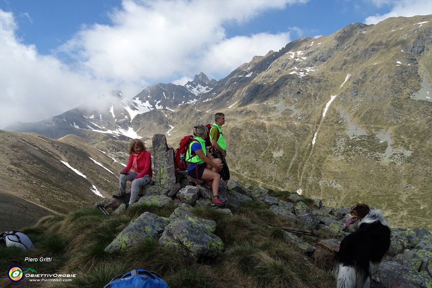 34 In vetta al Monte MIncucco (2001 m) con vista in Valletto e Ponteranica.JPG